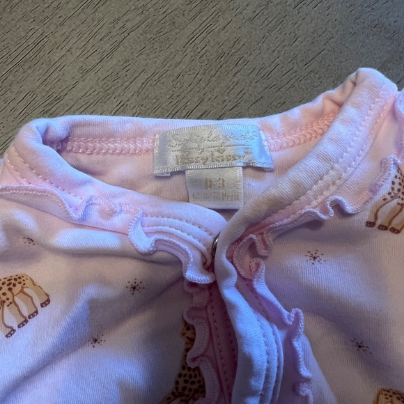 Kissy Kissy Footie Sleeper – Pink Sophie Giraffes – Size 0–3M - Picture 4 of 4